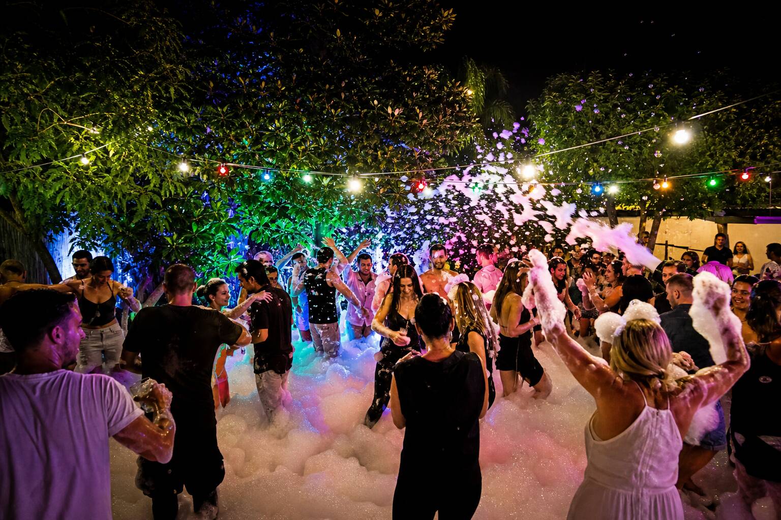 Soirée mousse jardin d'été ambiance festive colorée guirlandes lumineuses fête
