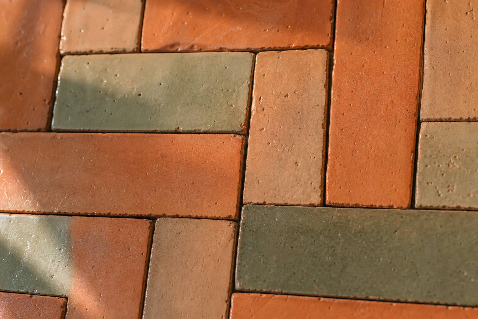 Détail de carreaux Bejmat en argile marocaine, texture artisanale dans une déco aux teintes naturelles