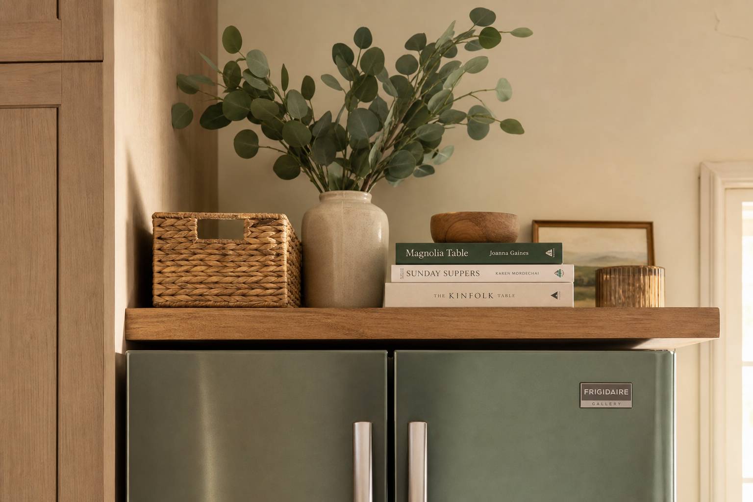 Étagère et décoration au-dessus du réfrigérateur, rangement cuisine avec paniers et plantes