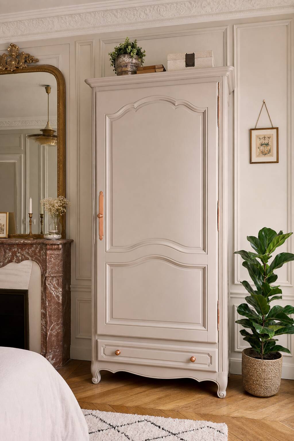 Armoire parisienne relookée : idées déco pour meuble ancien