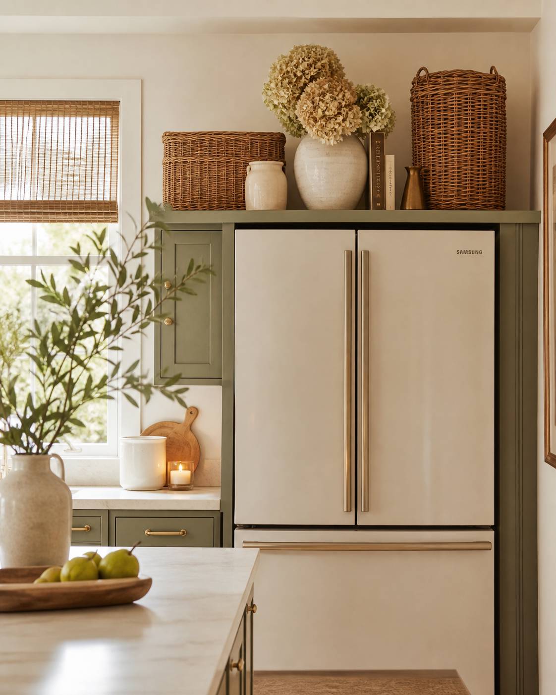 Décoration au-dessus du réfrigérateur avec paniers, vase et accessoires, cuisine organisée palette maison