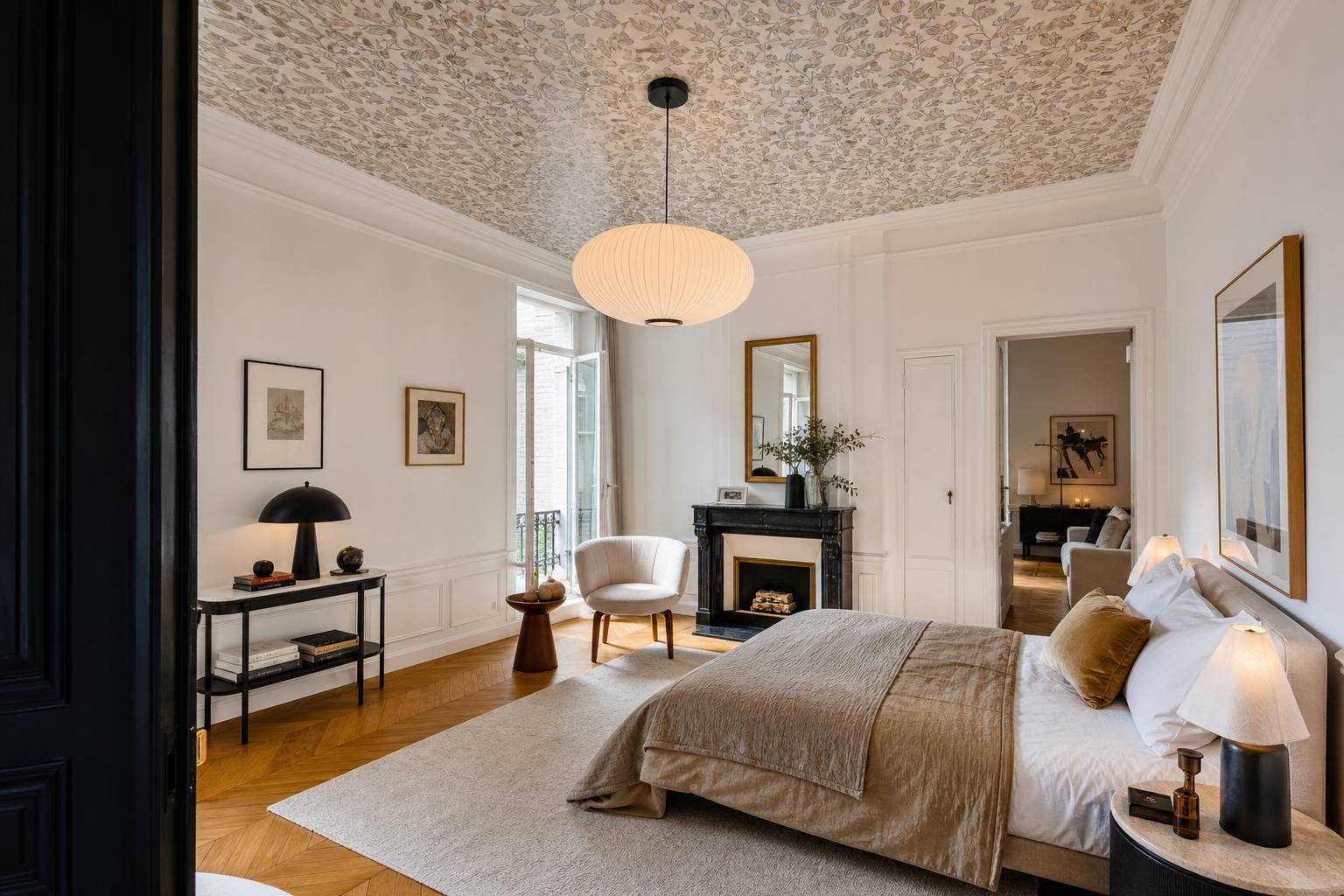 Plafond décoré papier peint motif géométrique avec suspension