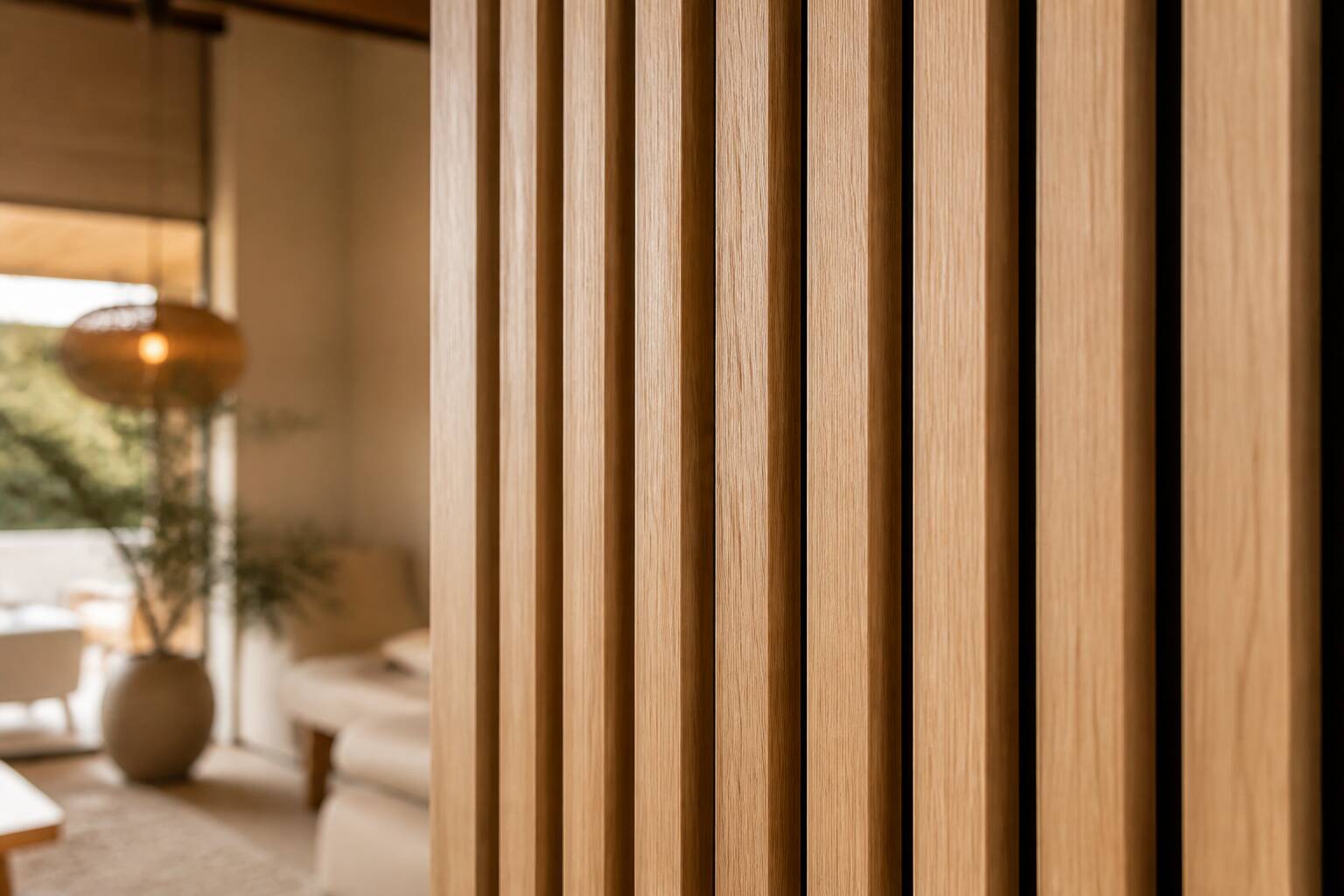 Détail décoratif de tasseaux en bois sur un mur d'accent design