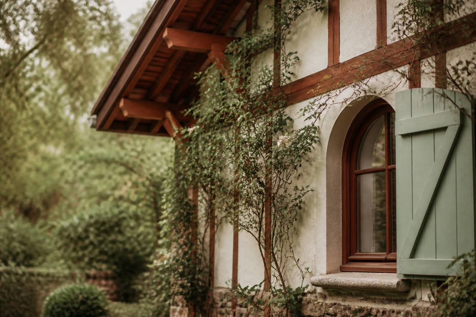 Façade de maison basque avec colombages et fenêtre cintrée