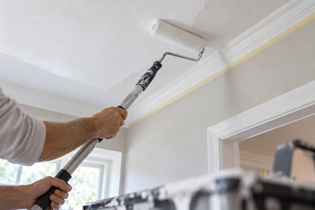 Plan de détail illustrant la peinture d'un plafond comme un expert